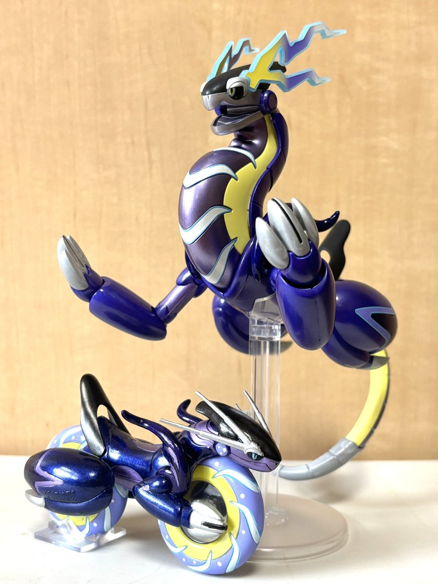 ポケプラ ミライドン完成✨ 全体をメタリックで塗装し光沢コート、黒と