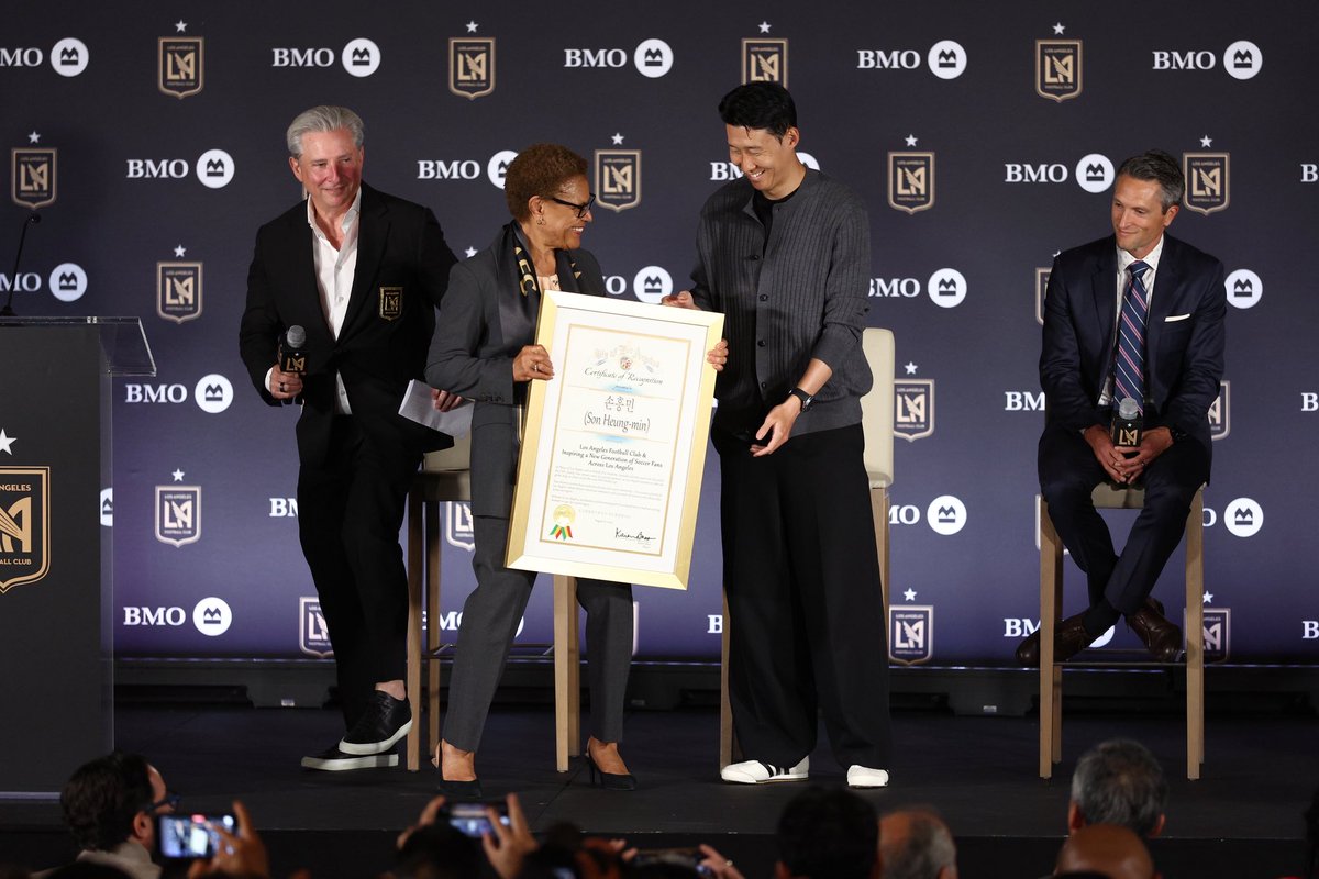 MayorOfLA's tweet photo. It’s Sonny in L.A. 😎☀️

@LAFC x @Sonny7 https://t.co/ubtbfPQIA6