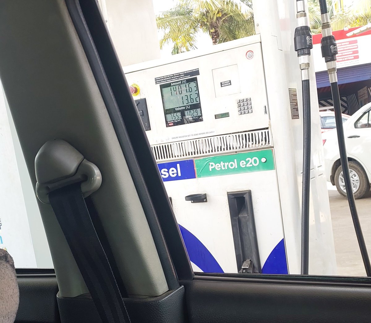 niranjan233's tweet photo. Great to see that at least @HPCL is taking steps in the right way designating certain guns as E20 and the staff has been trained to advise drivers to go for Non E20 fuel for older vehicles. Got the "normal petrol" and mileage back on my 2011 WagonR
@volklub https://t.co/IGfwVZmt7G