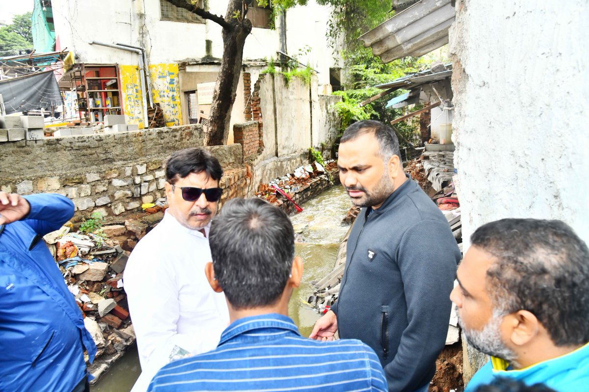 GHMCOnline's tweet photo. #MorningInspection
#CivicWork
Today morning, @CommissionrGHMC Sri R V Karnan, along with Hon' ble Malakpet MLA Sri. Ahmed Bin Abdullah Balala @balala_ahmed , ZC Charminar and other dept. officials, inspected RUB Malakpet, Nalgonda Flyover Steel Bridge and nearby areas.
✅ Inspected nala cleaning to keep water flowing smoothly and avoid flooding during rains.
✅Reviewed ongoing works, traffic arrangements, and important civic facilities.
✅Instructed teams to stay alert and respond quickly to public needs.
✅Stressed on completing works on time, improving connectivity, and ensuring public safety.
@TelanganaCMO