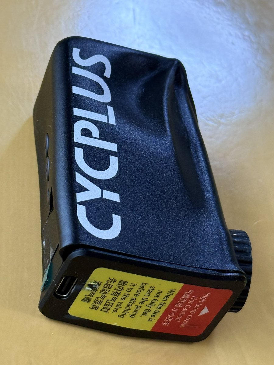 nmv765's tweet image. ツールケースに入れていただけなのに、こんなに歪んでました…
流石に怖いので電源も入れられませんが、どうしてこんなことになるのでしょうか…？
多少窮屈な収納だったと思いますが、筐体はこんなに貧弱なんですね…
一度もパンクで使用していないのは不幸中の幸い？
もう買いません…
#cycplus