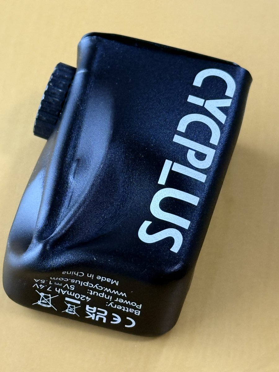 nmv765's tweet image. ツールケースに入れていただけなのに、こんなに歪んでました…
流石に怖いので電源も入れられませんが、どうしてこんなことになるのでしょうか…？
多少窮屈な収納だったと思いますが、筐体はこんなに貧弱なんですね…
一度もパンクで使用していないのは不幸中の幸い？
もう買いません…
#cycplus