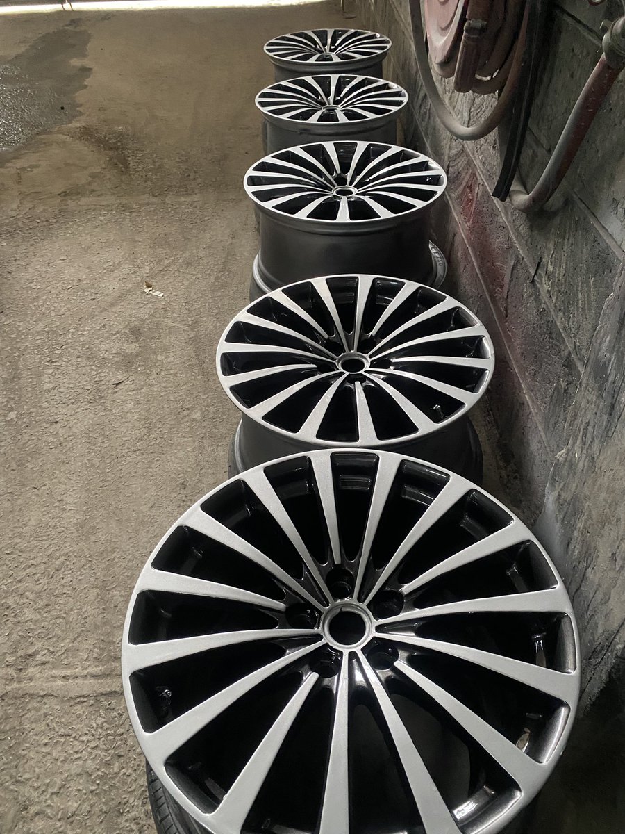 FPSAutoNrb's tweet image. Land Rover rims restored in 2 tonne dark grey and silver