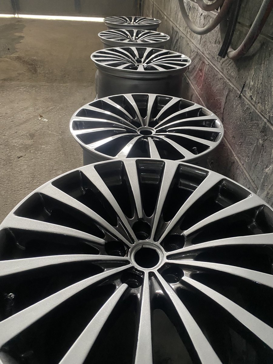 FPSAutoNrb's tweet image. Land Rover rims restored in 2 tonne dark grey and silver