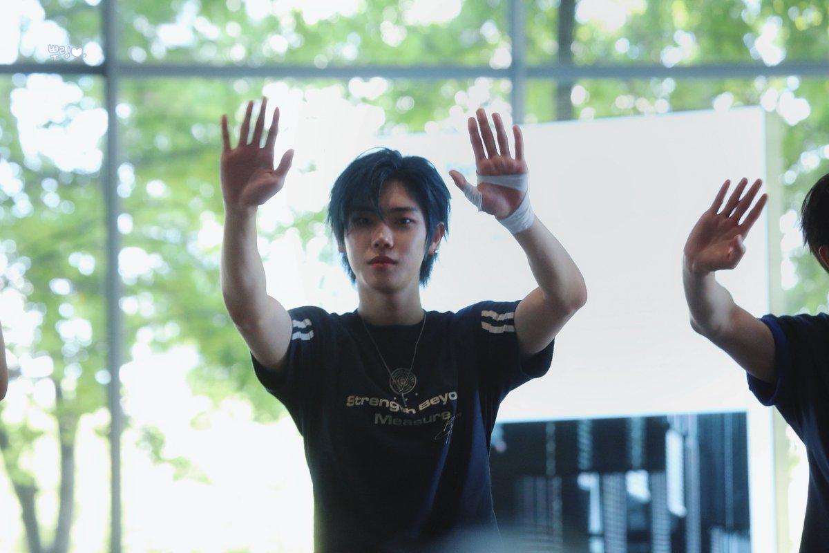 bbuling_'s tweet photo. 250812 더쇼 일일팬매

그해, 우리의 첫 여름이였다..

#장여준 #JANGYEOJUN #YEOJUN 
#CYE #클유아 
#CLOSEYOUREYES #클로즈유어아이즈 https://t.co/KUXKBhV2FM