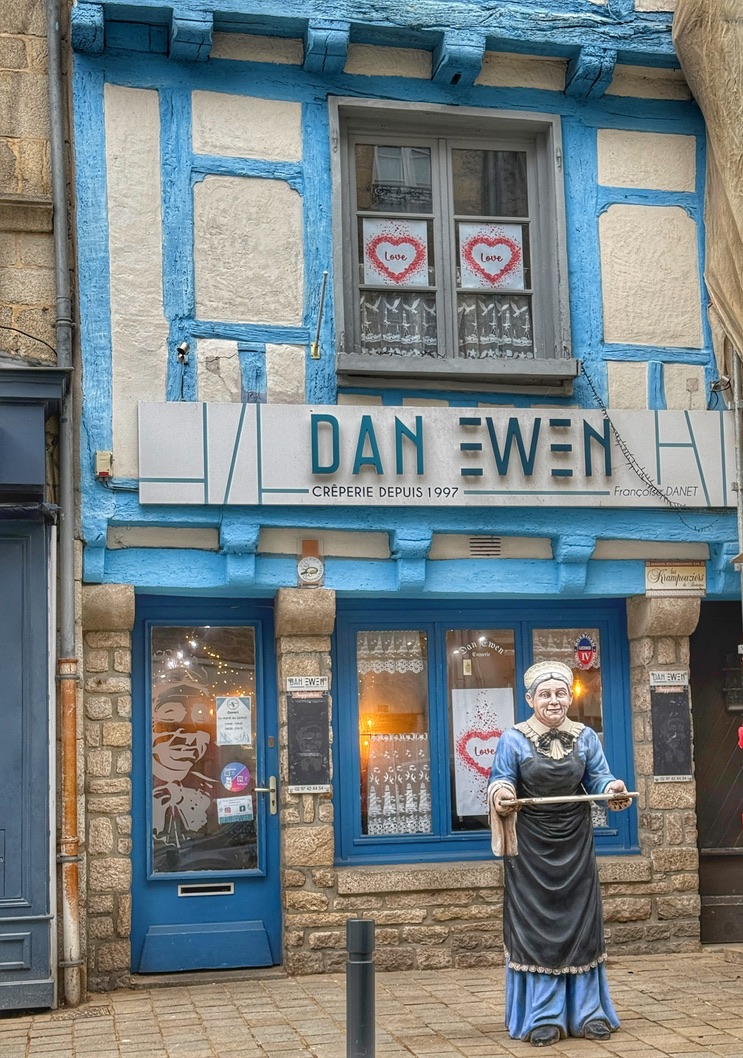 We're up to V in the A to Z of France! What's your favourite French place beginning with V? 
📷 Chateau of Villandry, Vallee de la Loire; Cite du Vin Bordeaux; Vannes, Brittany
#thegoodlifefrance