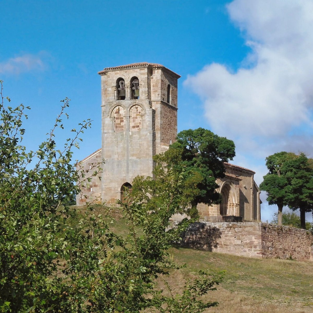 La iglesia de Santa María la Real de Las Henestrosas de las Quintanillas (Valdeolea - Cantabria): otro de esos lugares en que románico y paisaje parecen haberse puesto de acuerdo para componer belleza #BuenosDias #FelizMartes