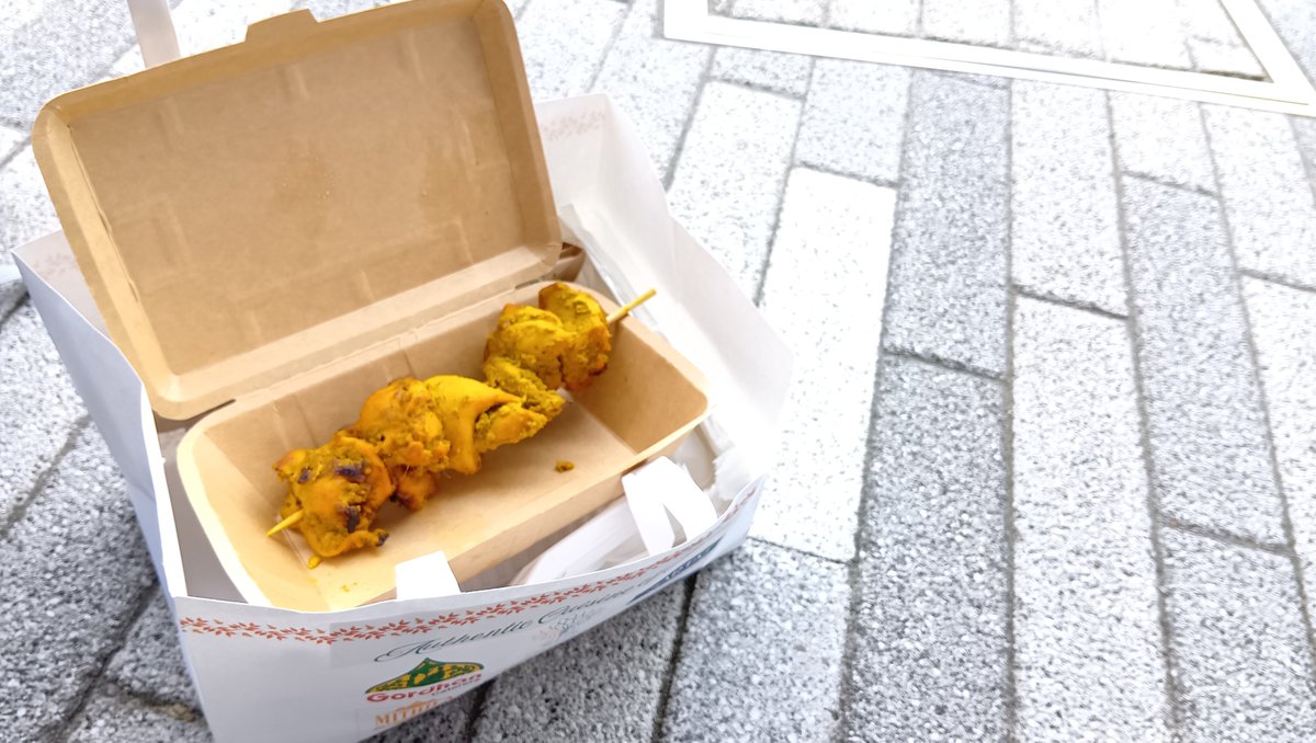 今日も万博に来ています。
下の写真はチキンティッカとバターチキンとライスです。