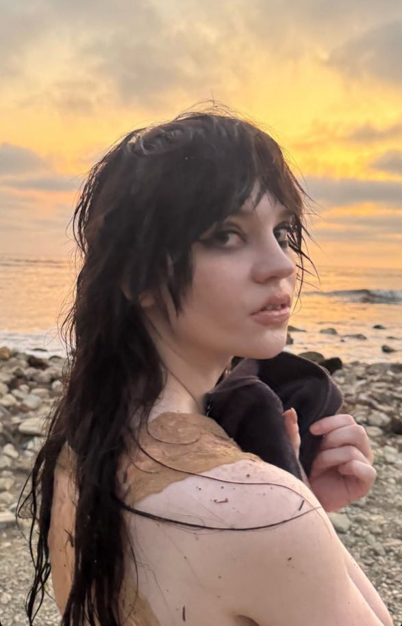 doefailure's tweet photo. this Courtney with this Soapy  🚬 https://t.co/MkwYS7Sg4O