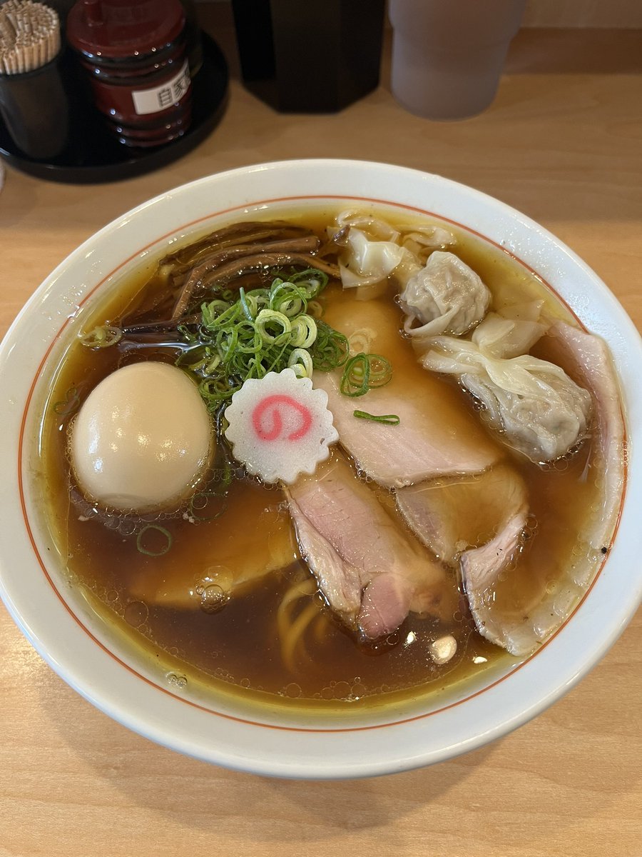 syachi69's tweet photo. ひさまつ軒さんにてランチ🌞
特製醤油らーめん🍜
食べる前の香りから最高🥹
初醤油、めっちゃ美味しかった😋
ごちそうさまでした🙏✨ https://t.co/SxYx7syh6R