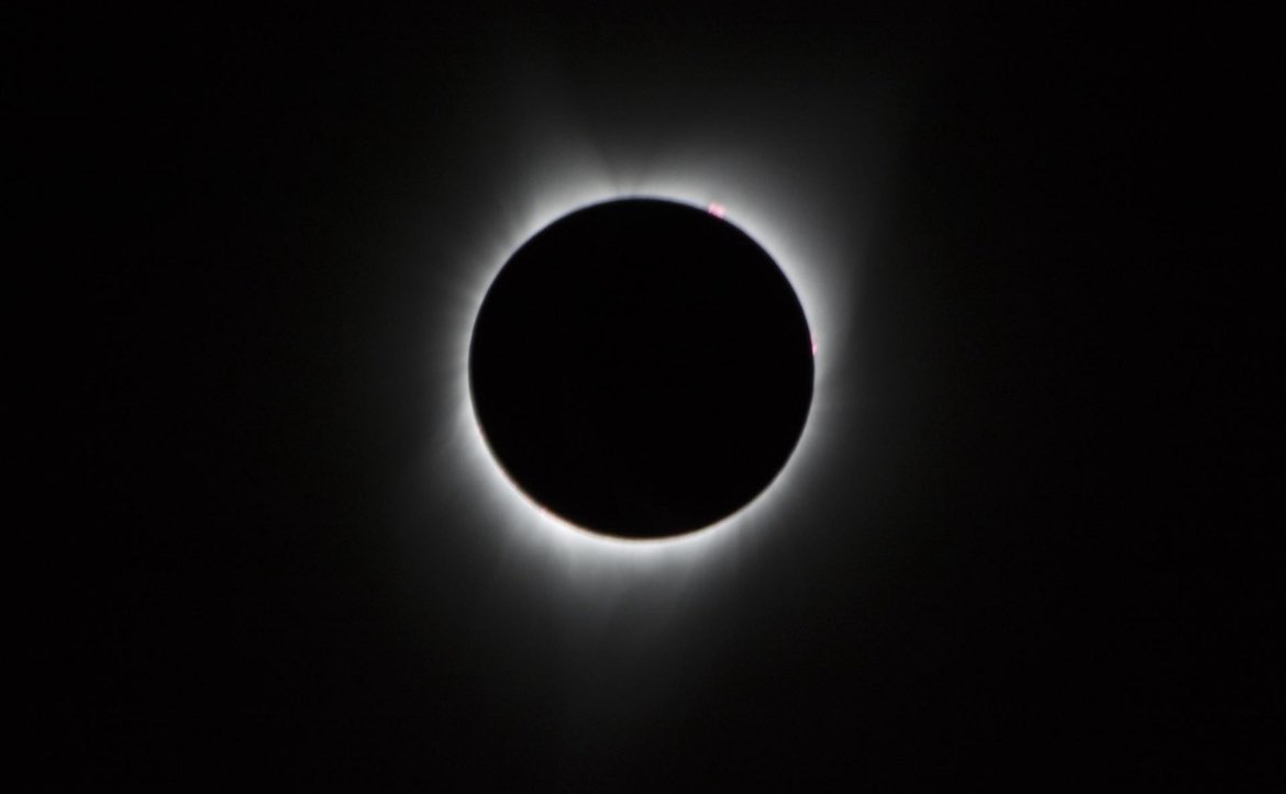 SergiMaranya's tweet photo. ℹ️ 🌞 L’eclipsi solar total del 12 d’agost de 2026: un espectacle històric per a Catalunya.

📆 Serà un esdeveniment excepcional que no s’havia pogut observar des del territori català des del 30 d’agost de 1905, fa més de 121 anys.
El següent eclipsi solar total visible des de Catalunya no es produirà fins al 17 de novembre de 2180.

👉🏻 La línia divisoria entre la totalitat i la parcialitat passa aproximadament per una línia imaginària que uneix Vilanova i la Geltrú amb Lleida. Al sud d’aquesta línia, els observadors podran experimentar l’eclipsi en la seva màxima expressió, amb la Lluna cobrint completament el disc solar.

🌑 Terres de l’Ebre: Tortosa experimentarà la durada més llarga, amb aproximadament 90 segons de totalitat.

🌑 Camp de Tarragona: La ciutat de Tarragona gaudirà de 61 segons d’eclipsi total.

🌑 Segrià: Lleida veurà 32 segons de totalitat.

🌑 Garraf: Vilanova i la Geltrú es troba al límit exacte, amb només 5 segons de totalitat.

🌒 Barcelona: Experimentarà un 99,7% d’ocultació, tan proper a la totalitat que l’obscuritat serà gairebé completa.

🌒 Girona: Veurà un 98,8% del Sol cobert per la Lluna.

🕣 Horaris aproximats:
👉🏻 19.30 h - 19.36 h: Inici de l’eclipsi parcial segons la ubicació.
👉🏻 20.26 h - 20.32 h: Moment del màxim de l’eclipsi i fase de totalitat.
👉🏻 20.51 h - 20.59 h: Finalització de l’eclipsi.

⚠️ Un aspecte crític per a l’observació és que el Sol es trobarà a menys de 5 graus sobre l’horitzó occidental durant l’eclipsi. Aquesta baixa elevació solar requerirà ubicacions amb cel serè cap a l’oest, lliures d’obstacles com muntanyes, edificis o arbres que puguin interferir amb la visibilitat.

Aquest 12 d’agost de 2025 constitueix una data ideal per fer una prova d’observació: si des del lloc escollit es pot veure la posta de sol sense obstacles, serà probablement un bon punt per observar l’eclipsi l’any vinent.