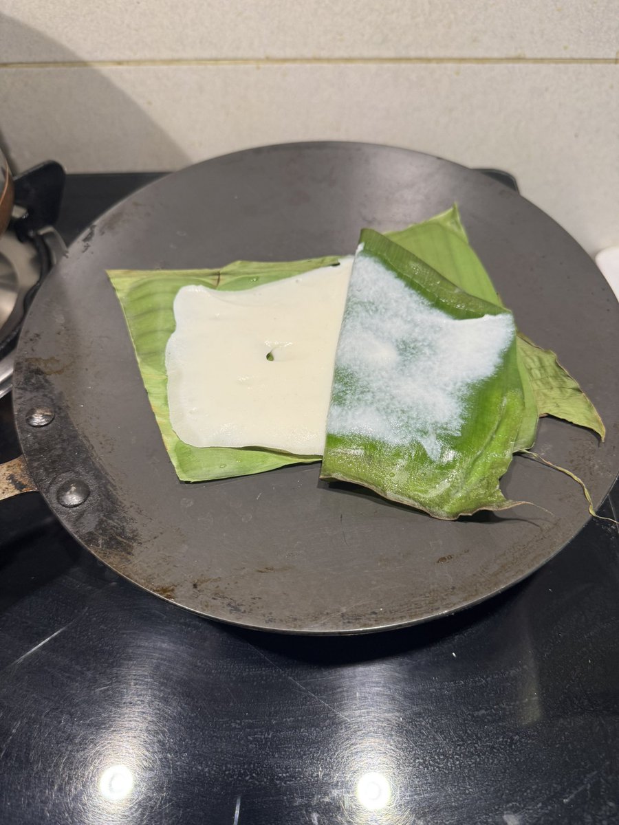 amarbarwe's tweet photo. पानगी (rice pancake)
पानगी ही तांदळाच्या पीठापासून केली जाते. तव्यावर केळीचा पानात ठेऊन त्यावर वजन ठेवतात. वजन ठेवल्याने ती चांगली शिजून आतून मऊ व बाहेरून थोडी खमंग होते. हा प्रकार कोकणात जास्त पहायला मिळतो. चटणी किंवा लोणचे ह्याचाबरोबर खाल्ली जाते. #panagi #MahastrianCuisine https://t.co/VYSjo86sfX