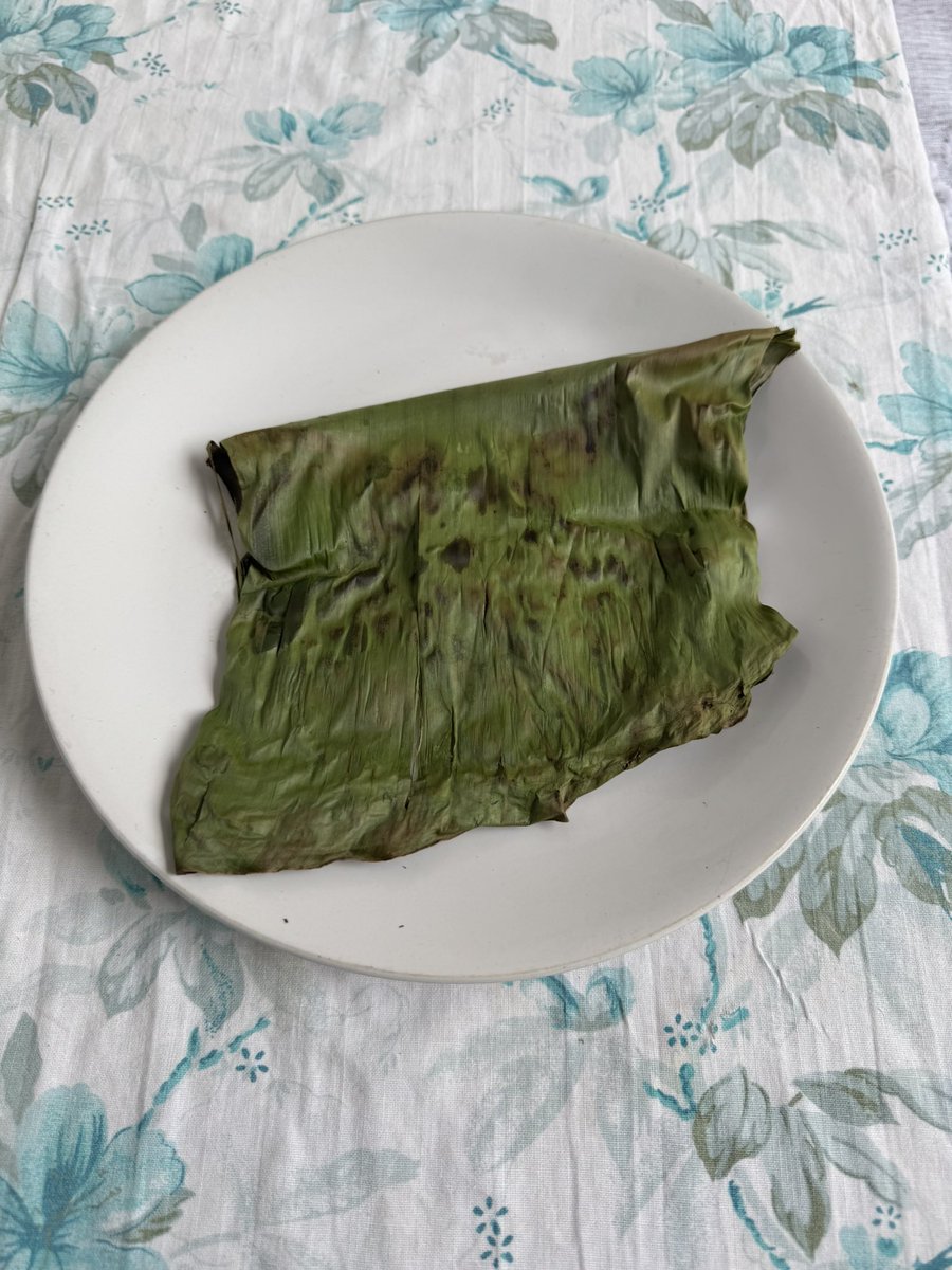 amarbarwe's tweet photo. पानगी (rice pancake)
पानगी ही तांदळाच्या पीठापासून केली जाते. तव्यावर केळीचा पानात ठेऊन त्यावर वजन ठेवतात. वजन ठेवल्याने ती चांगली शिजून आतून मऊ व बाहेरून थोडी खमंग होते. हा प्रकार कोकणात जास्त पहायला मिळतो. चटणी किंवा लोणचे ह्याचाबरोबर खाल्ली जाते. #panagi #MahastrianCuisine https://t.co/VYSjo86sfX