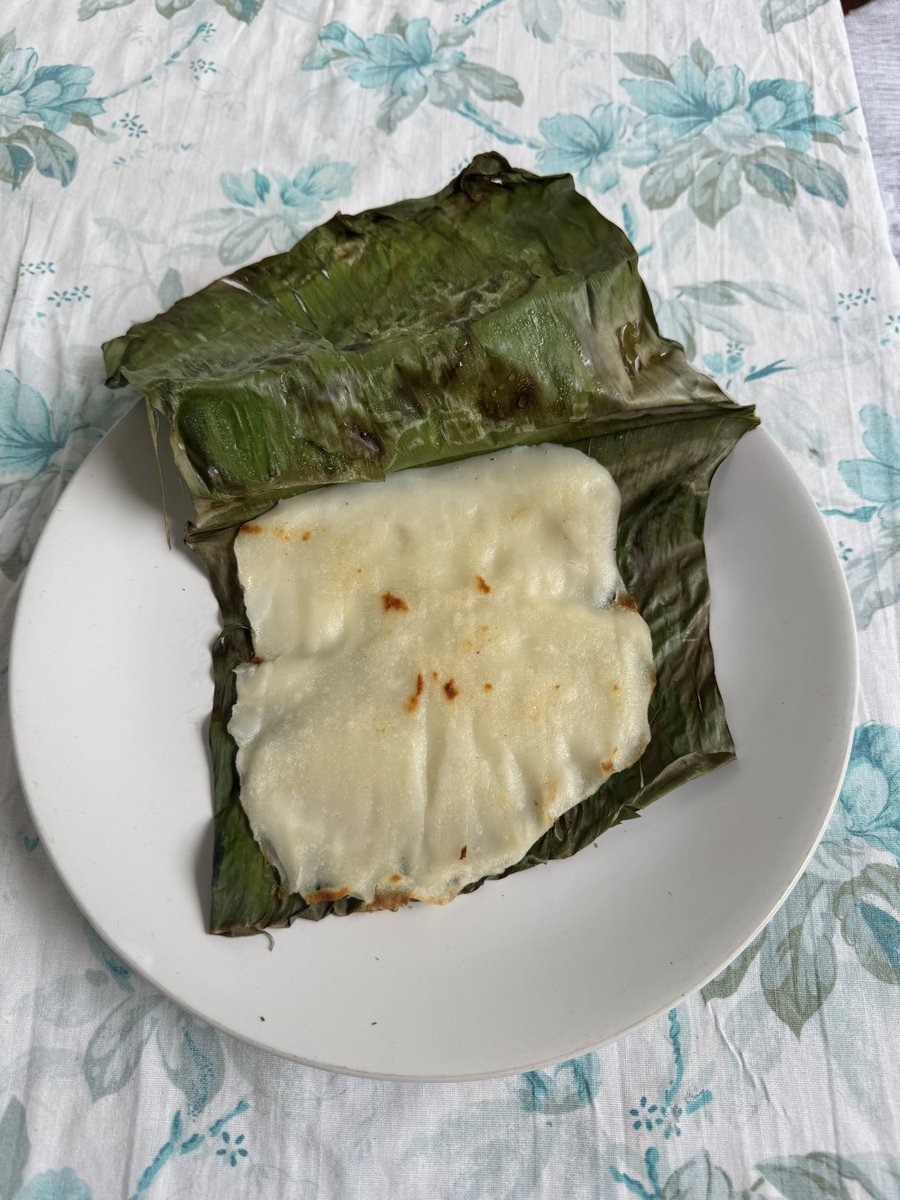 amarbarwe's tweet photo. पानगी (rice pancake)
पानगी ही तांदळाच्या पीठापासून केली जाते. तव्यावर केळीचा पानात ठेऊन त्यावर वजन ठेवतात. वजन ठेवल्याने ती चांगली शिजून आतून मऊ व बाहेरून थोडी खमंग होते. हा प्रकार कोकणात जास्त पहायला मिळतो. चटणी किंवा लोणचे ह्याचाबरोबर खाल्ली जाते. #panagi #MahastrianCuisine https://t.co/VYSjo86sfX
