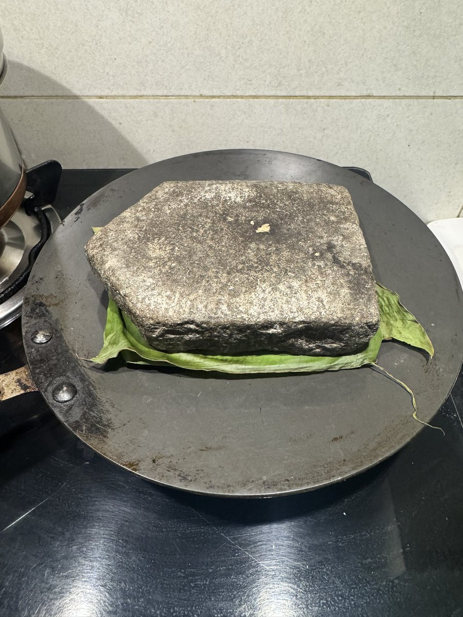 amarbarwe's tweet photo. पानगी (rice pancake)
पानगी ही तांदळाच्या पीठापासून केली जाते. तव्यावर केळीचा पानात ठेऊन त्यावर वजन ठेवतात. वजन ठेवल्याने ती चांगली शिजून आतून मऊ व बाहेरून थोडी खमंग होते. हा प्रकार कोकणात जास्त पहायला मिळतो. चटणी किंवा लोणचे ह्याचाबरोबर खाल्ली जाते. #panagi #MahastrianCuisine https://t.co/VYSjo86sfX