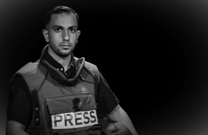 سقط الشوطُ والفرسْ
حينما أخرسوا أنسْ

حينما أطلقوا الرصاصَ
فما صعّدَ النَّفسْ

صادحًا كان بالحقيقةِ
ما انتابه الخرسْ

فاضحًا سطوةَ الظلامِ
بما فيه من قبسْ

فهو من أشعل الشموعَ
ومن علّق الجرسْ

ضاربًا موعدًا مع الموتِ
إن قام أو جلسْ

وكأني به يقولُ
وقد غاله الرَّجسْ:

مُتْ كما