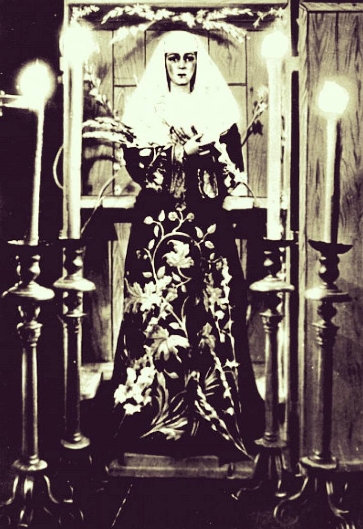 Tal día como hoy en 1932 la imagen de la Esperanza Macarena fue sacada de San Gil y llevada a un domicilio particular en la calle Mendez Nuñez. Fue devuelta a San Gil el 12 de diciembre de aquel año para la celebración de los cultos en su honor.