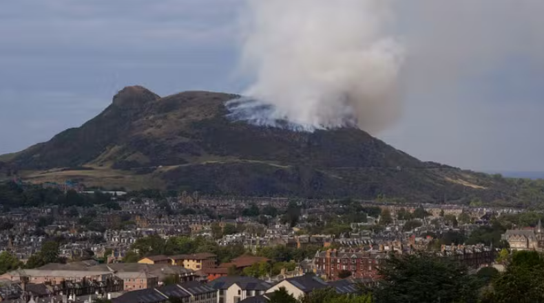 En #Écosse 🏴󠁧󠁢󠁳󠁣󠁴󠁿 , cette célèbre montagne aux portes d’Édimbourg est en proie aux flammes 🔥

Le volcan éteint Arthur’s Seat est touché par un incendie provoquant un impressionnant panache de fumée visible à des kilomètres à la ronde.

huffingtonpost.fr/international/…