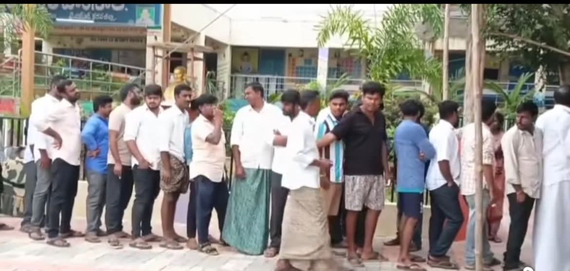 greatandhranews's tweet photo. వావ్.. పులివెందుల‌లో ఓటు వేసిన జ‌మ్మ‌ల‌మ‌డుగు టీడీపీ కార్యక‌ర్త‌లు

న‌ల్ల‌పురెడ్డిప‌ల్లి పోలింగ్ బూతులో ఓట్లు వేసిన జ‌మ్మ‌ల‌మ‌డుగు టీడీపీ కార్య‌క‌ర్త‌ల  కొంద‌రి వివ‌రాలు విడుద‌ల చేసిన వైసీపీ

(1) మల్లిఖార్జున్- TDP రైతు రాష్ట్ర కార్యదర్శి మరియు జమ్మలమడుగు మార్కెట్ యార్డ్ వైస్ చైర్మన్ : పొన్నతోట, జమ్మలమడుగు 

(2) పుల్లారెడ్డి- TDP సర్పంచ్: కర్మలవారిపల్లె, జమ్మలమడుగు

(3) పాతకుంట శివారెడ్డి: గూడెంచెరువు, జమ్మలమడుగు

(4) రామచంద్రయ్య- చిన్న దండ్లూరు, జమ్మలమడుగు

(5) రాజన్న - కలవటల, జమ్మలమడుగు

(6) కుళాయి- కంబళదిన్నె, జమ్మలమడుగు

(7) రాజగోపాల్- భీమగుండం, జమ్మలమడుగు

(8) మర్రి ప్రకాశం- నవాబుపేట , జమ్మలమడుగు

(9) సన్నపురెడ్డి రామస్వామి రెడ్డి - నవాబుపేట , జమ్మలమడుగు

(10) ద్వారకచర్ల జనార్దన్ రెడ్డి- నవాబుపేట , జమ్మలమడుగు