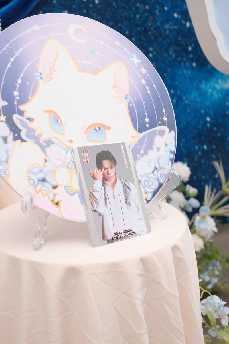 BWF_fsCuongBach's tweet photo. [NHÀ LỬA - CÔNG DIỄN 1 - SHOW IT ALL]

Một chút lung linh cho đời thêm xinh 🤍🩵🥀
@CuongBachUnion 
@100nubachhong 
@Whiterose_vn 

#cuongbach
#BachHongCuong
#TanBinhToanNang
#ShowItAll
#LuaBachHong #BlushingWhiteFlame https://t.co/t0CGOQYA93