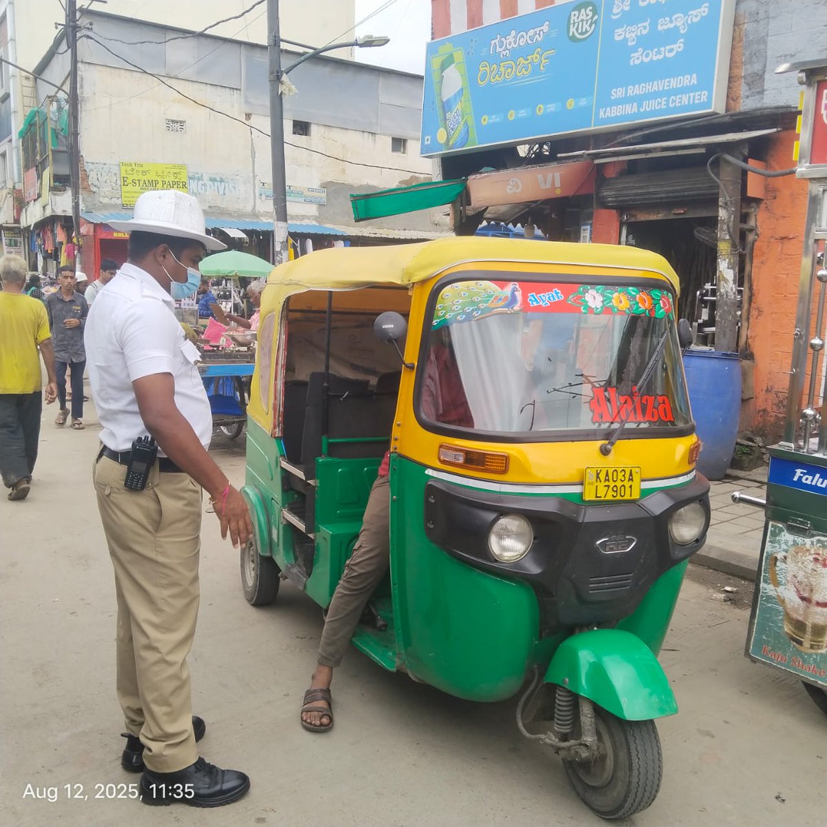#TrafficAwerness
ಈ ದಿನ ಶಿವಾಜಿನಗರ ಸಂಚಾರ ಪೊಲೀಸ್ ಠಾಣೆಯ ಸಿಬ್ಬಂದಿಯವರು ಠಾಣಾ ಸರಹದ್ದಿನಲ್ಲಿ ಆಟೋ ಚಾಲಕರಿಗೆ ಯೂನಿಫಾರ್ಮ್ ಧರಿಸುವಂತೆ ಹಾಗೂ ಸಂಚಾರ ನಿಯಮಗಳನ್ನು ಪಾಲಿಸುವಂತೆ ಸೂಕ್ತ ತಿಳುವಳಿಕೆ ನೀಡಲಾಯಿತು.