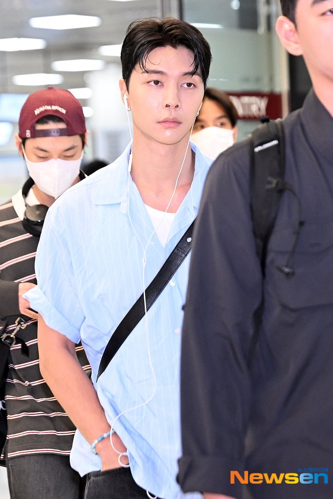 nct 127 johnny ‘a guy who’s completely torn from the pages of a manhwa~!’
naver.me/FK0xij0n

nct 127 johnny ‘neat coolnes that shakes the hearts of women’
naver.me/Gf0Mv2FN

#쟈니 #JOHNNY #ジャニー #NCT127