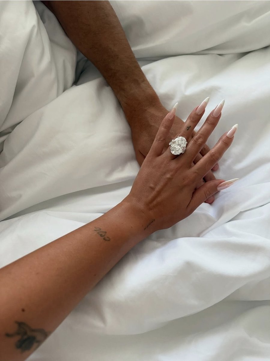 Cristiano Ronaldo 9 yıldır beraber olduğu sevgilisi Georgina Rodríguez'e evlenme teklifi etti. 
Georgina Rodríguez bu fotoğrafı bu notla paylaştı; 
"SÍ quiero. En estayen ntodas mis vidas."
(Evet, istiyorum. Bu hayatımda ve tüm hayatlarımda.)
#CristianoRonaldo #georginarodriguez