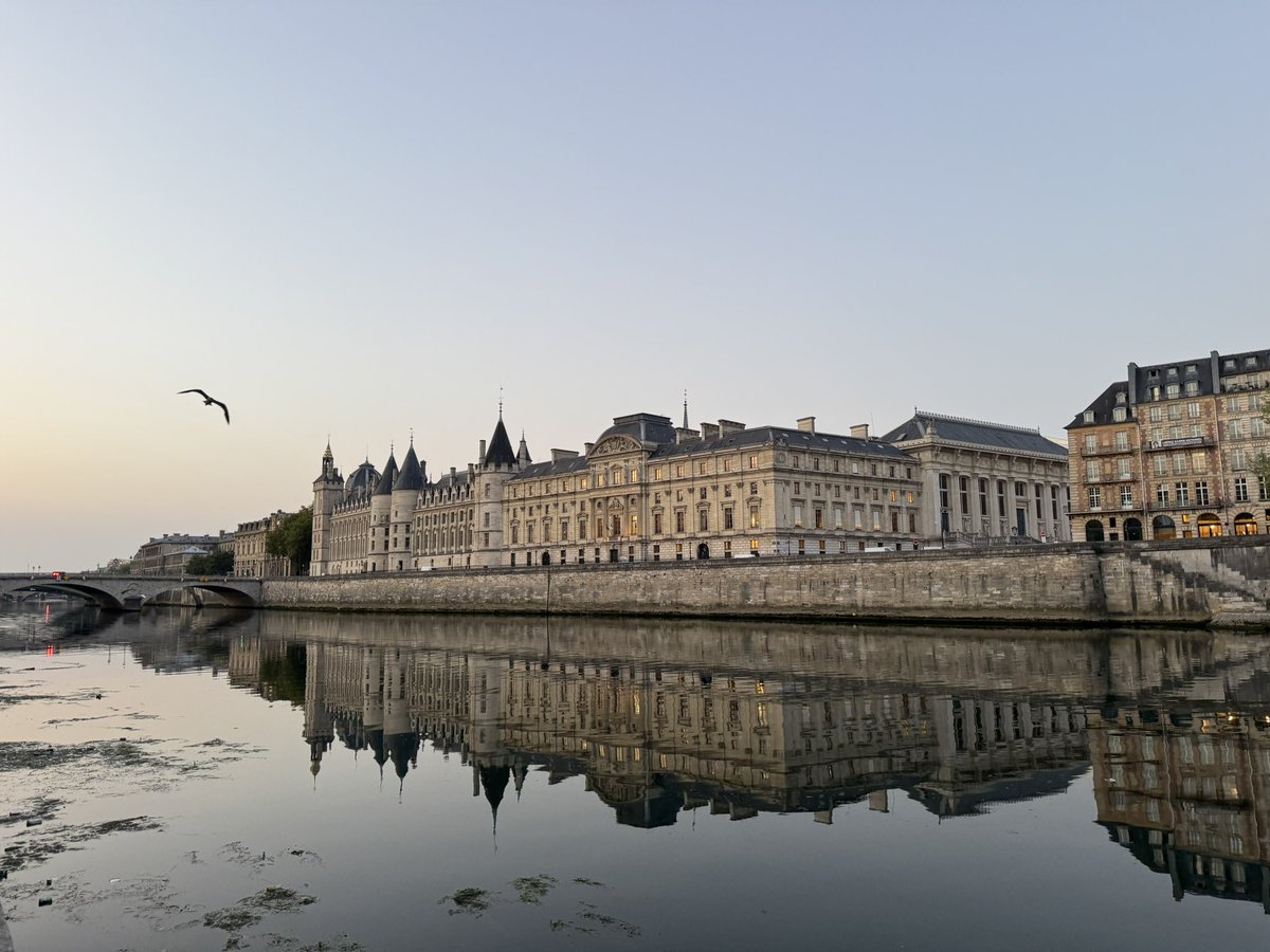 Advantages of waking up at 5 or before everyday: no late night doom scrolling, just a nice morning walk in the city with nobody around.