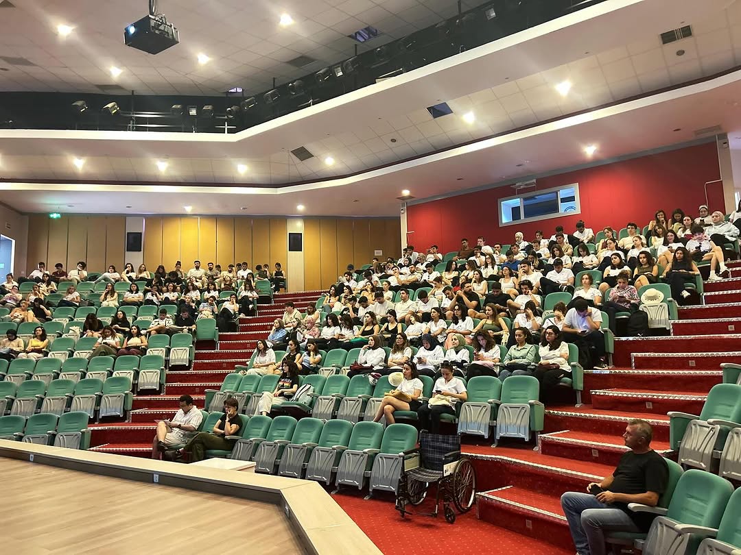 Adnan Menderes Üniversitesi Diş Hekimliği Fakültesi öğrencilerine yönelik "Temel Afet Farkındalığı Eğitimi" düzenlendi. Eğitimde, afetler öncesinde, sırasında ve sonrasında yapılması gerekenler hakkında detaylı bilgilendirme yapıldı.
.
.
.
<a href="/AFADBaskanlik/">AFAD</a>
<a href="/aduisgb/">ADÜ İSGB</a>
