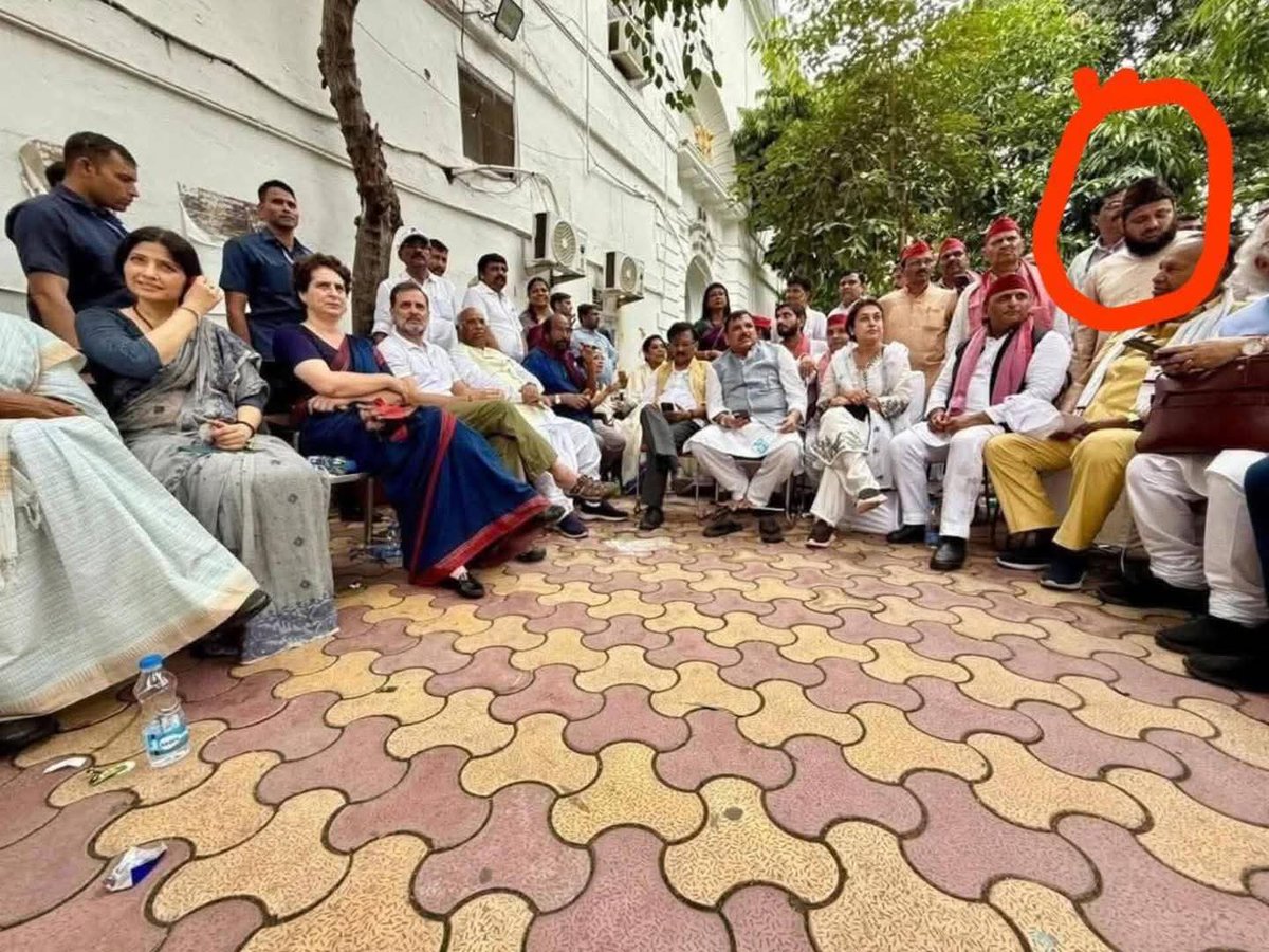 AkhtarulImanMLA's tweet image. सबसे खूबसूरत तस्वीर, जिनके लिए मरने तैयार उन्होंने बैठने कुर्सी तक नहीं दिया।