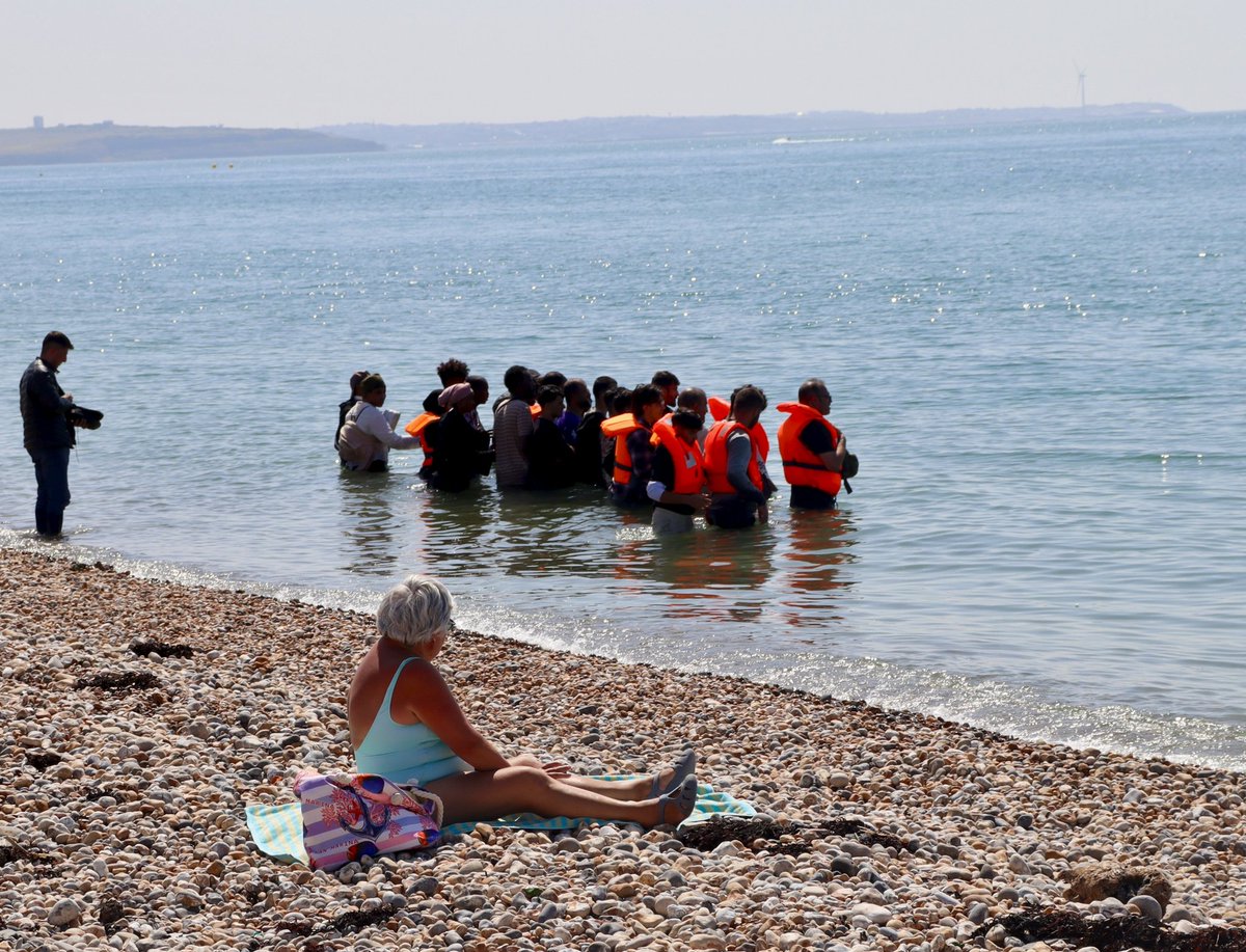 Une plage, deux mondes. A Audresselles ce lundi, une touriste profite tranquillement d'une journée à 28 degrés. Devant elle, quelques instants plus tard, des exilés vont presque se battre pour embarquer dans un bateau en direction de l'Angleterre 🗞️ #Migration