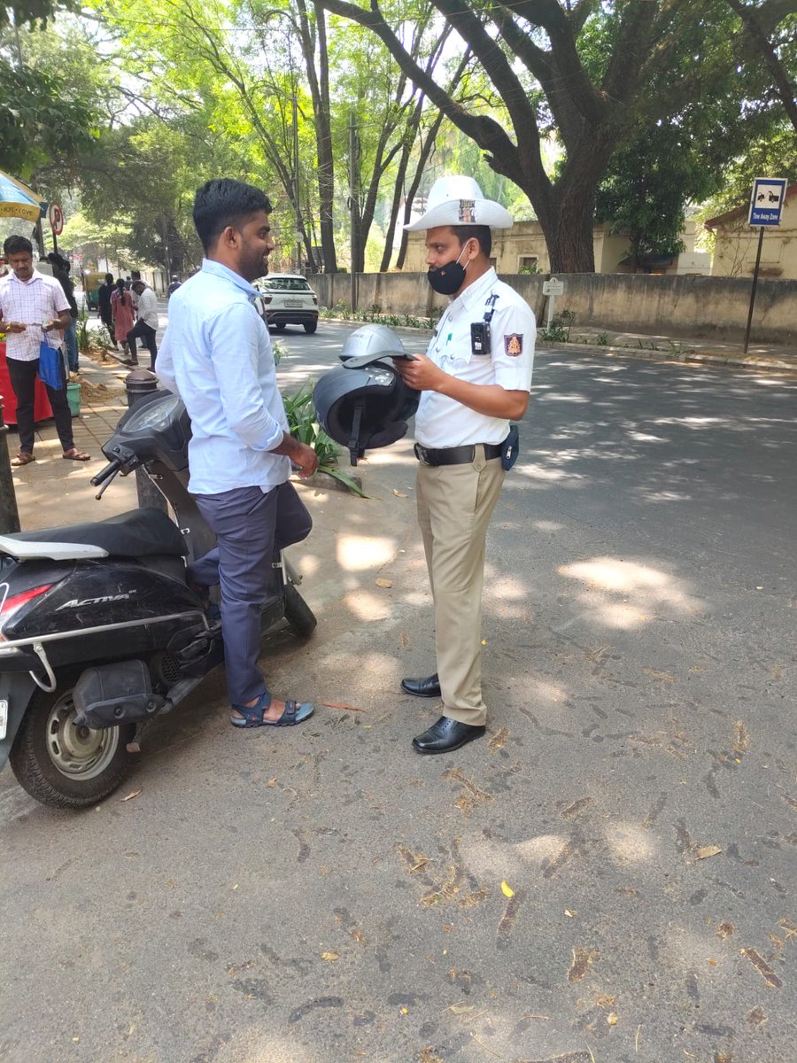 #TrafficAwerness 
ಈ ದಿನ ಶಿವಾಜಿನಗರ ಸಂಚಾರ ಪೊಲೀಸ್ ಠಾಣೆಯ ಸಿಬ್ಬಂದಿಯವರು ಠಾಣಾ ಸರಹದ್ದಿನಲ್ಲಿ ದ್ವಿ ಚಕ್ರ ವಾಹನ ಸವಾರರಿಗೆ ಐ ಎಸ್ ಐ ಮಾರ್ಕ್ ಹೊಂದಿರುವ ಫುಲ್ ಹೆಲ್ಮೆಟ್ ಧರಿಸುವಂತೆ ಸೂಕ್ತ ತಿಳುವಳಿಕೆ ನೀಡಲಾಯಿತು..