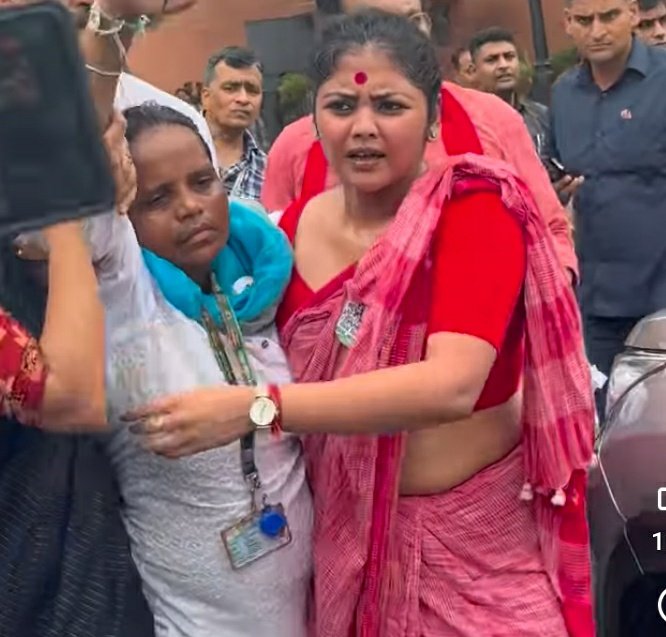 मुझे लगता है TMC में महुआ मोइत्रा मोस्ट ओवररेटेड लीडर हैं. पार्लियामेंट के भीतर ऐसी में दहाड़ दहाड़ कर बोलती हैं.

उनकी डायलॉगबाजी को मीडिया, अखबार और सोशल मीडिया ने जरूरत से हाई लाइट किया गया.

जब बात सड़क पर बिना एसी के संघर्ष की आयी तो महुआ मोइत्रा बेहोश हो गयी.

फिल्मी दुनिया