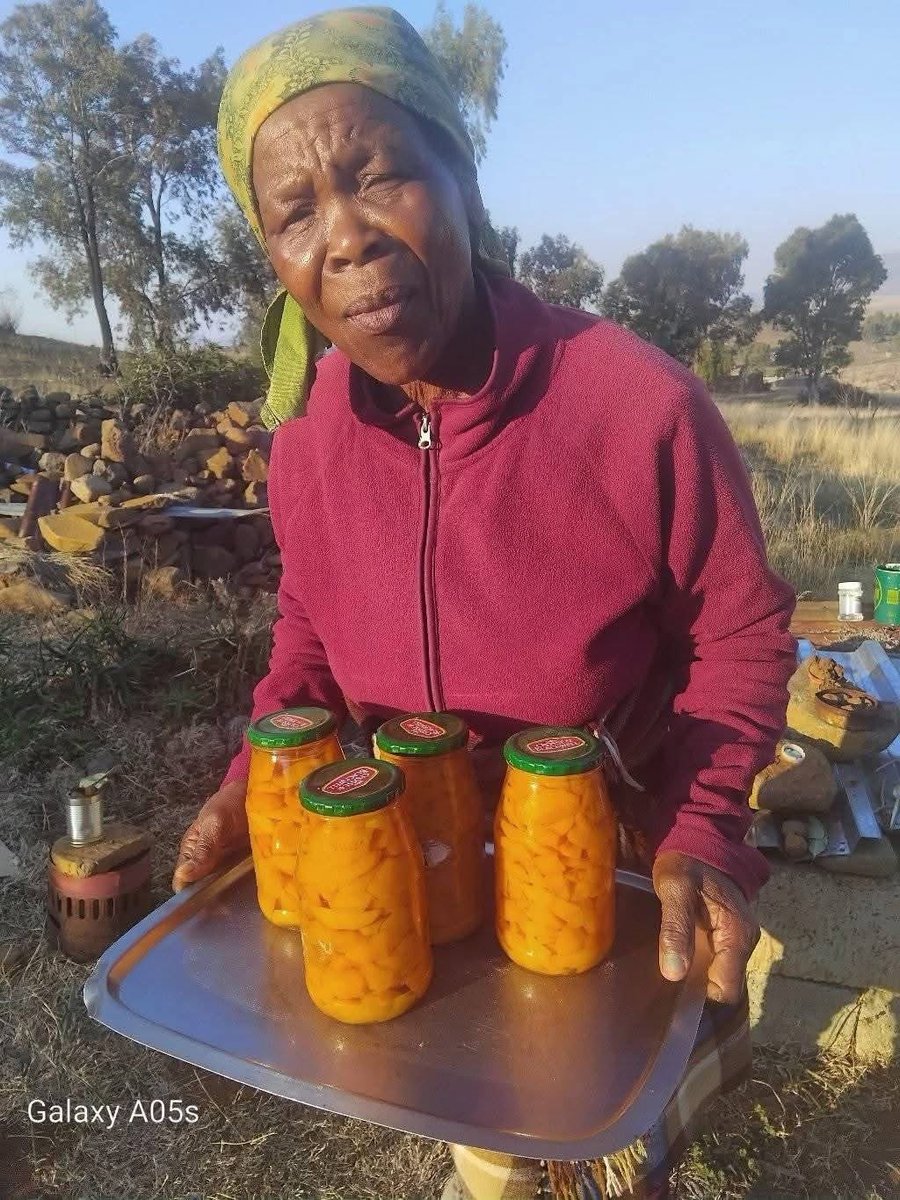 Gogo is selling peaches to make a living 
May her business succeed 🙏❤️🥹