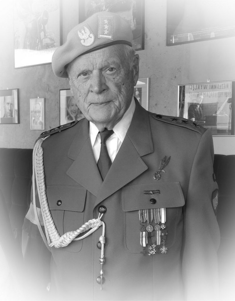 Julian Eugeniusz Kulski was just 10 when WW2 began.

He served in the Grey Ranks (the underground scouting resistance), was briefly imprisoned by the Germans, and fought in the #WarsawUprising.

After the war, he moved abroad, became an architect, and passed away #OTD in 2021.