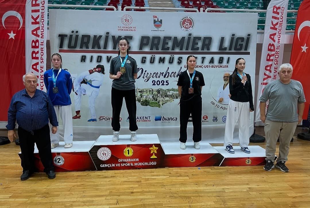 Türkiye Üçüncülüğü Gururu 🥉 
Diyarbakır’da düzenlenen Türkiye Premier Ligi Rıdvan Gümüş Etabı’nda, Ümit 54 kg kategorisinde yarışan öğrencimiz Melek Polat, Türkiye 3.’sü oldu.🎉👏
Emeği geçen antrenörlerimizi ve sporcumuzu tebrik ederiz.
<a href="/OrfiSONMEZ/">Mehmet Örfi SÖNMEZ</a> 

#ErdemliGelecek
