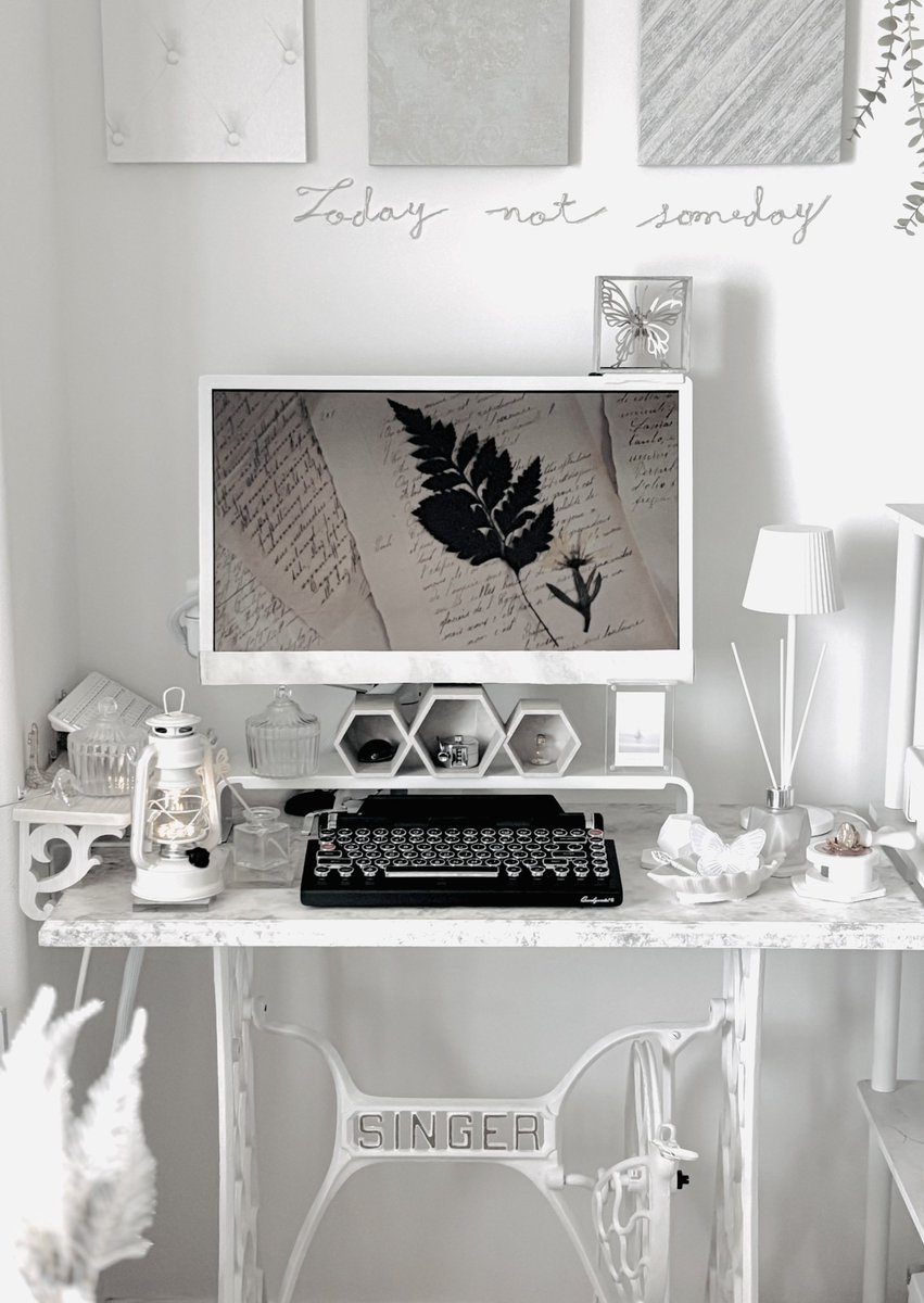 6roku_gray's tweet image. #desksetup ✒️⊹📜⁺...✥ ݁· ࣪