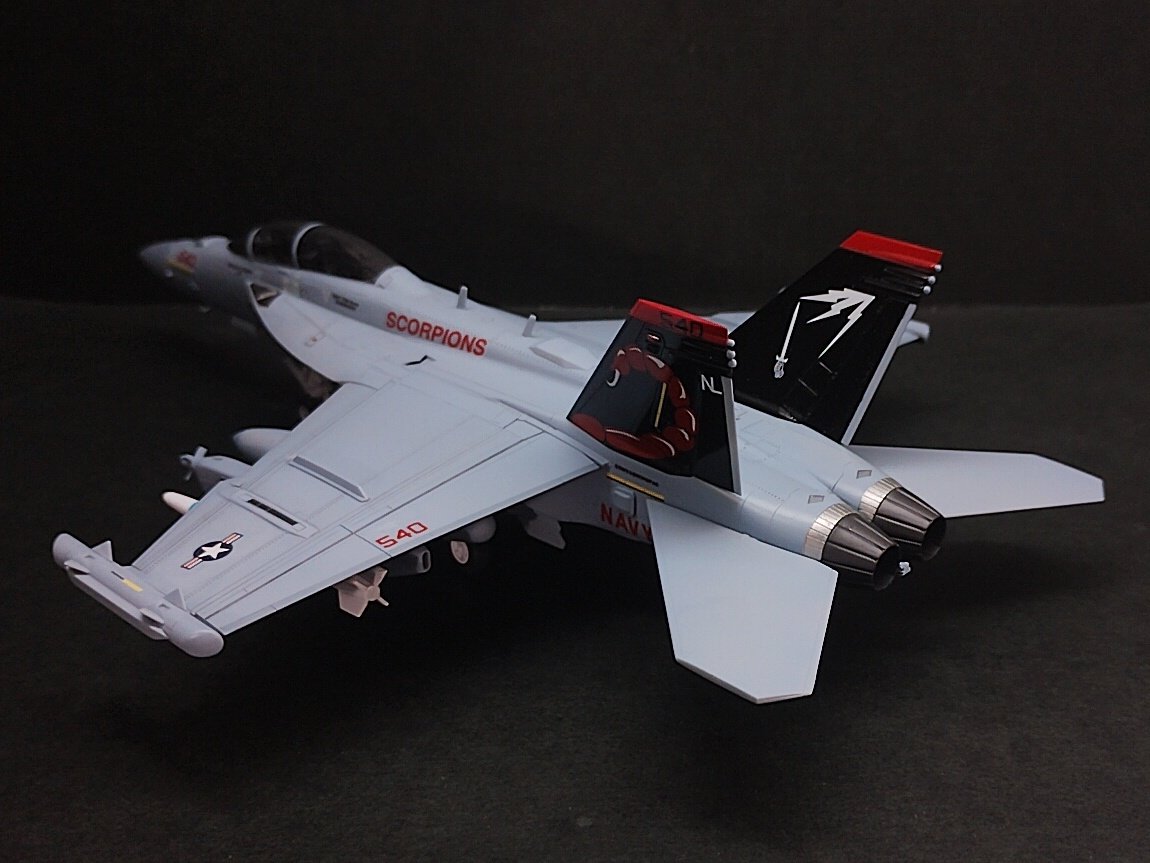 ハセガワ 1/72 EA-18G グラウラー 完成。VAQ-132 スコーピオンズ 2010。仕事場であるAN/ALQ-99妨害ポッドは台形テールのハイバンド1本とローバンド2本の組み合わせ。
#トップガン祭り
#トップガン祭り完成
#R7完成品38