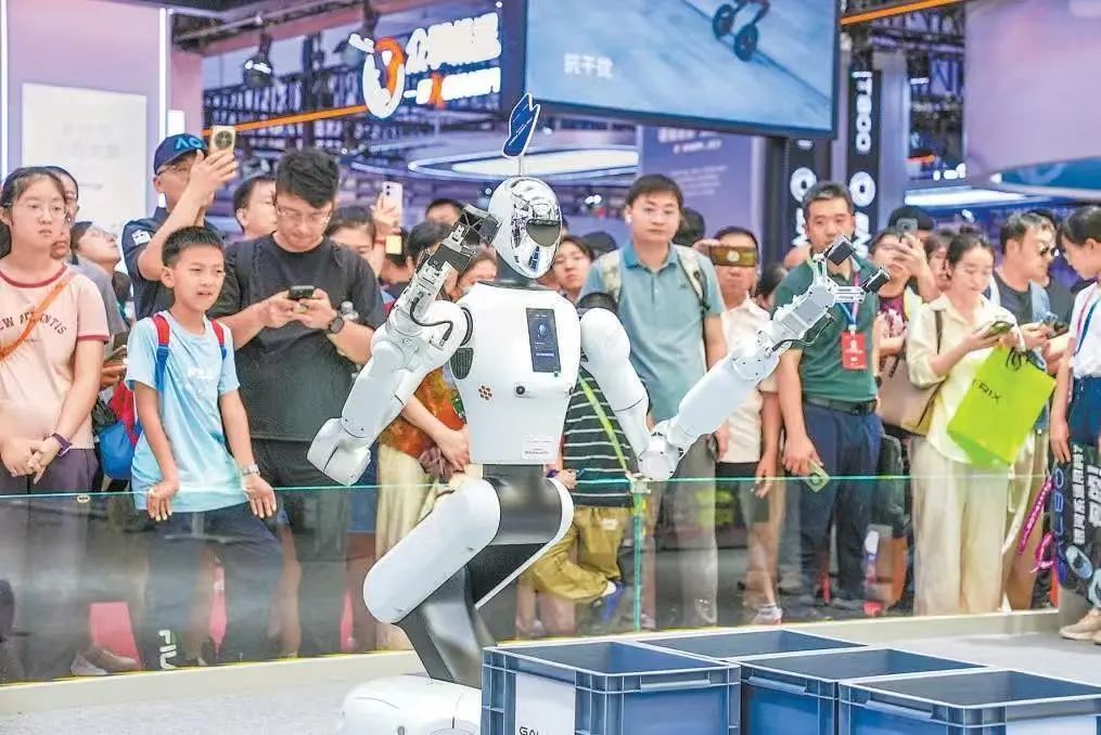 BJ_ETown's tweet image. The #2025WorldRobotConference recently opened in #Beijing #ETown. 

As the permanent venue for the #WRC, nearly 20 companies from E-Town showcased their cutting-edge products or solutions at the event, with humanoid intelligent robots becoming the focal point.🤩🤖 #WRC2025