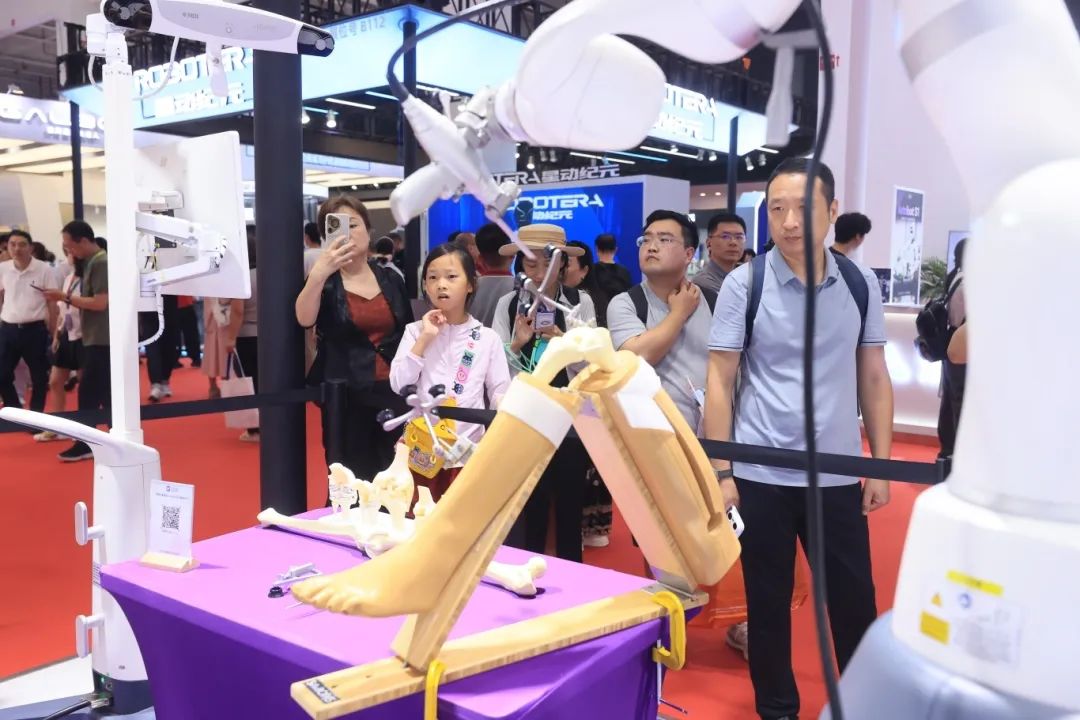 BJ_ETown's tweet image. The #2025WorldRobotConference recently opened in #Beijing #ETown. 

As the permanent venue for the #WRC, nearly 20 companies from E-Town showcased their cutting-edge products or solutions at the event, with humanoid intelligent robots becoming the focal point.🤩🤖 #WRC2025