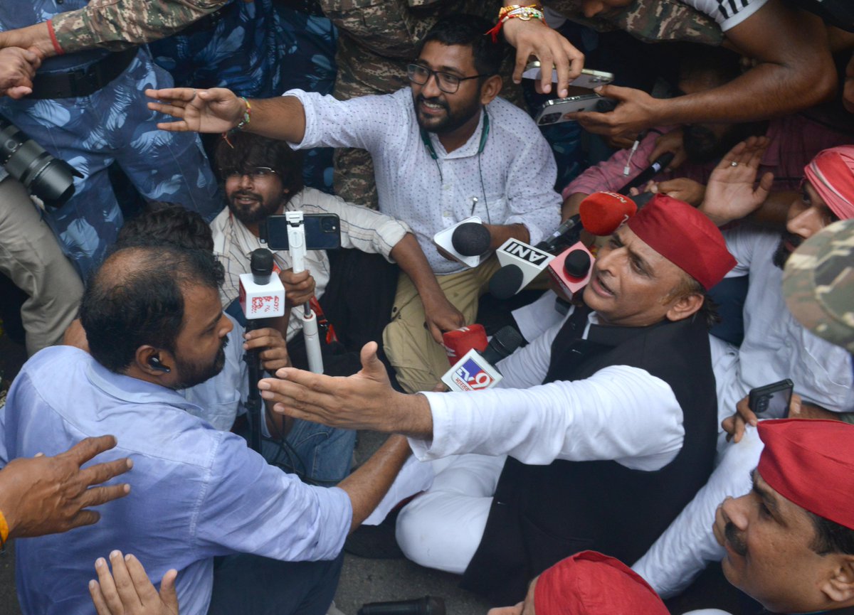 FirstDraft_mag's tweet image. youtu.be/Z0h4cv__5L4

Bihar's Special Intensive Revision (SIR) of voters' list and Rahul Gandhi's allegations of its manipulation by the election commission of India to help BJP win elections have turned into a major political issue that have united all the opposition parties.