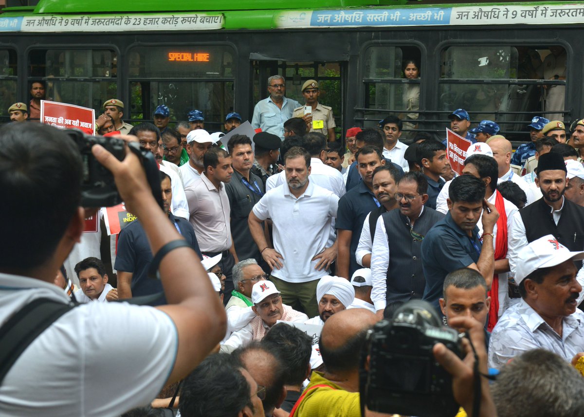 FirstDraft_mag's tweet image. youtu.be/Z0h4cv__5L4

Bihar's Special Intensive Revision (SIR) of voters' list and Rahul Gandhi's allegations of its manipulation by the election commission of India to help BJP win elections have turned into a major political issue that have united all the opposition parties.