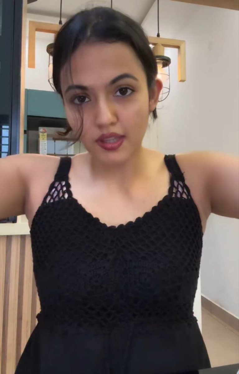 Hi 

Video call la avuthu potu poolah thechitu iruka pakanum dm panuga fast you can also instruct me or give me pose to stand age 22 boy