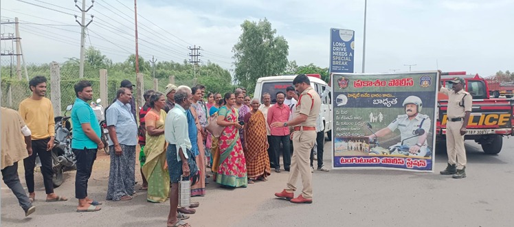 prakasam_police's tweet photo. ప్రకాశం జిల్లా ఎస్పీ శ్రీ ఏఆర్ దామోదర్, ఐ.పి.యస్., గారి ఆదేశాల మేరకు, హెల్మెట్ వినియోగం, రోడ్డు ప్రమాదాల నివారణ, సైబర్ నేరాలు, మహిళల భద్రత, మాదకద్రవ్యాల దుష్ప్రభావాలపై అవగాహన కార్యక్రమం నిర్వహించారు.
#PrakasamPolice #RoadSafety #HelmetSaveLife #CyberSafety #WomenSafety https://t.co/VVHE2odmQx