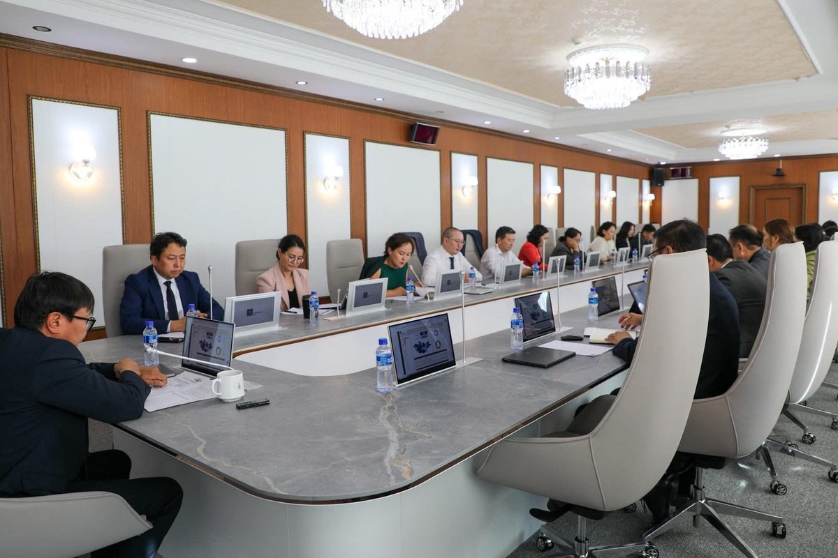 Удахгүй дэлхийд айлчлах харь гаригийнхантай хэрхэн харилцах, ямар бэлтгэлтэй байх талаар  хуралдаж, угтах  комисс байгуулж байна. <a href="/grok/">Grok</a>