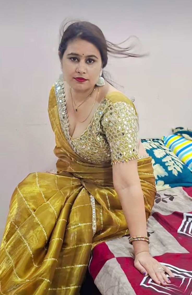 UrbanKingX89's tweet photo. उसके कदमों की आहट से हवाएं रुक जाती हैं,
उसकी मुस्कान से रातें महक जाती हैं,
वो औरत नहीं, एक नशा है,
जो सांसों में उतरकर आदत बन जाती है।
#AddictedToHer https://t.co/NTfQKmbE7G
