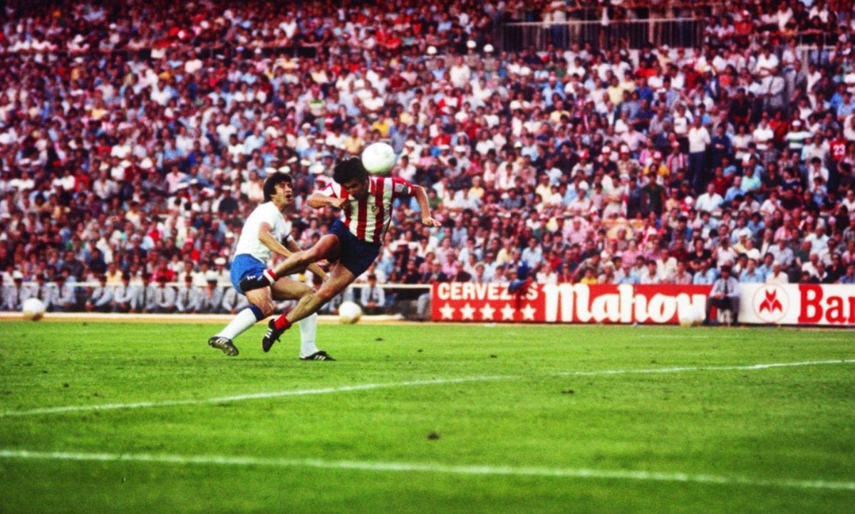 Quizá el delantero más elegante, educado y con clase de la historia del fútbol.
No era jugador de lucha y brega que tanto se estilaba, pero su manera de competir nos dió muchas alegrías a los chavales de entonces.
El Ingeniero del Área.