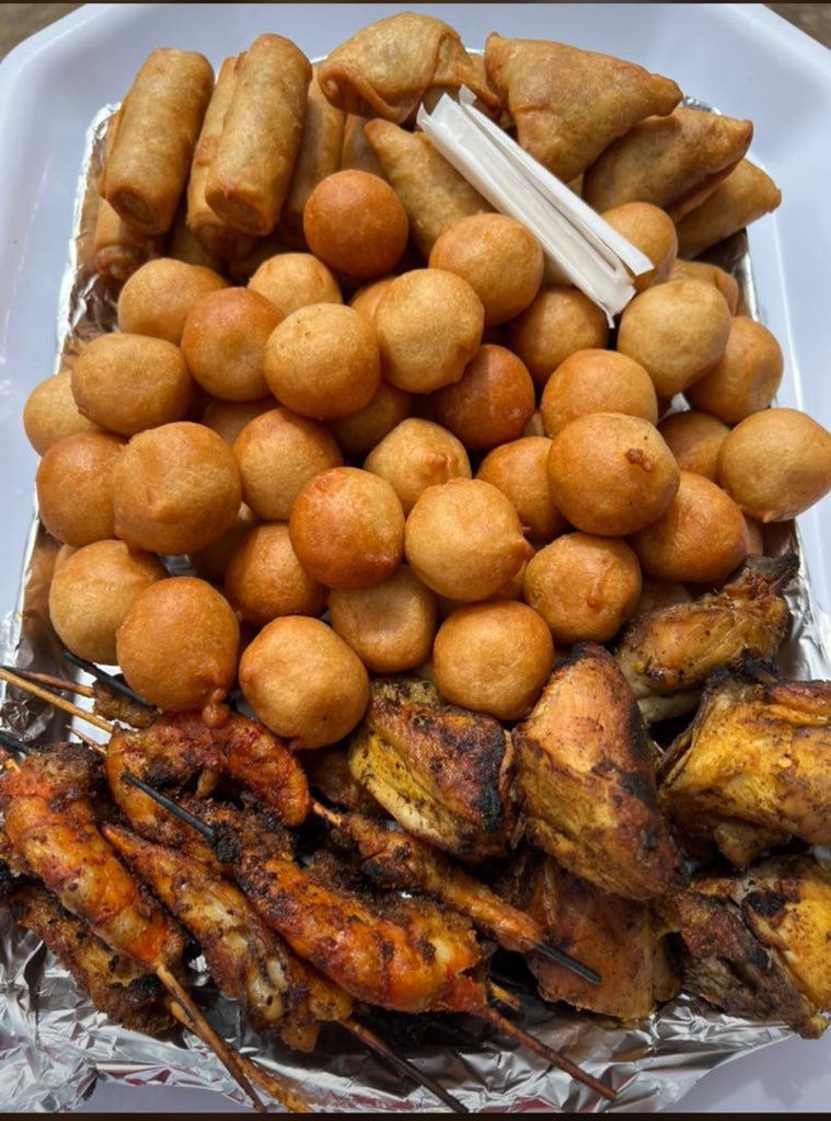 Jumskitchen's tweet image. Parents, pals, planners, guests  

Everyone loves Jumskitchen.😘😘😘
#smallchopsinakure #bestsmallchopsinakure  #smallchops