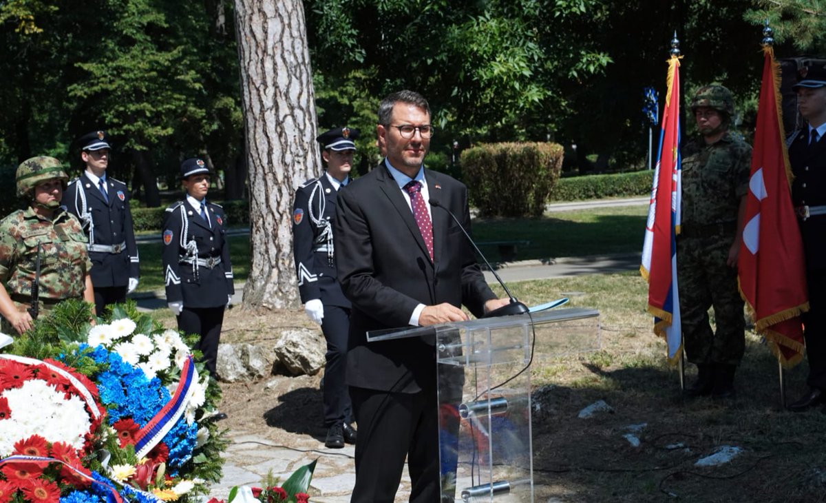 Prošle nedelje u Topčiderskom parku obeležena je 96. godišnjica smrti dr Arčibalda Rajsa, pionira forenzike i velikog prijatelja Srbije.

Vence su položili zvaničnici Srbije, a govor održao Roger Flury, policijski ataše Ambasade Švajcarske. 

🇷🇸🤝🇨🇭 #ArchibaldReiss