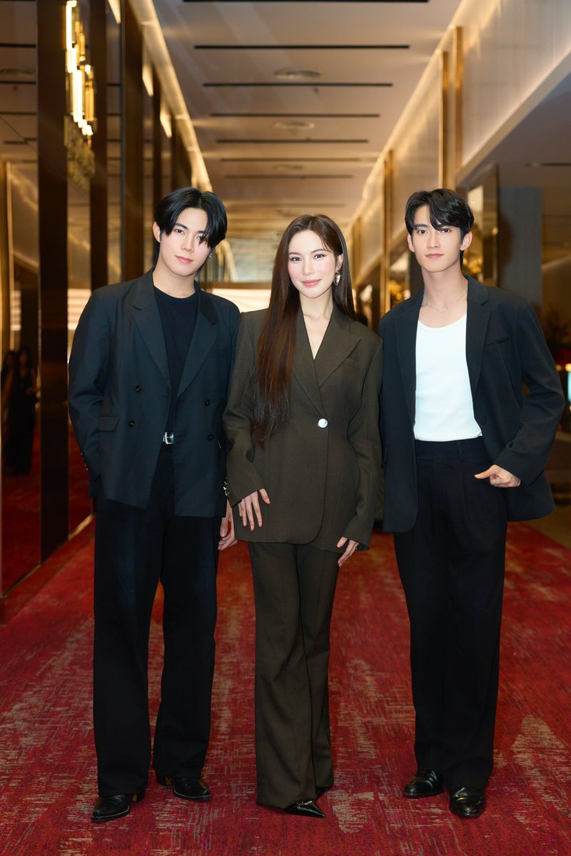 HeadquartesTH's tweet image. #โอมเฟริสท์ ร่วมแสดงความยินดีกับ ผู้บริหารคนสวย มุก-วรนิษฐ์ ค่าย FRT Entertainment ในงาน #RearrangeEP1 ที่โรงภาพยนตร์ SF Cinema ศูนย์การค้า CentralWOrld 

Rearrange จะเป็นคลื่นลูกใหม่ที่น่าจับตามองแน่นอน ฝากติดตามด้วยนะคะ 

#RearrangeTheSeries 
#OhmFirst 
#MookWorranit